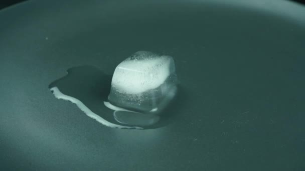 Кусок льда тает на тарелке в ускоренном выстреле . — стоковое видео