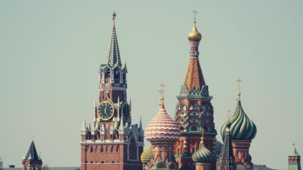 Вежі Московського Кремля з великими годинниками та барвистими куполами. — стокове відео