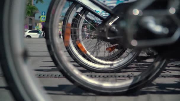 Panorama desde las ruedas de las bicicletas hasta la acera, que es un hombre de negocios — Vídeo de stock