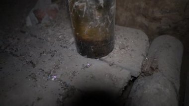 Karanlık bodrumda örtünmüş bir şişe var.