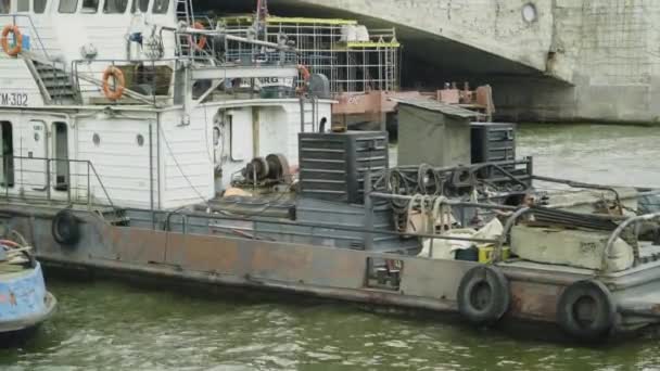 Старый Longboat находится в городской реке — стоковое видео