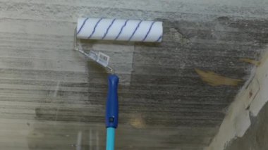 Tavan, bir oltanın ucunda yuvarlanarak nemlenir.