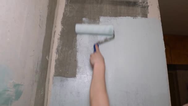 Бетонна стіна фарбує валик світло-блакитний — стокове відео