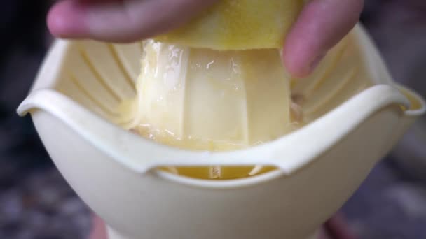 O suco de limão espreme-se fora em um espremedor mecânico — Vídeo de Stock