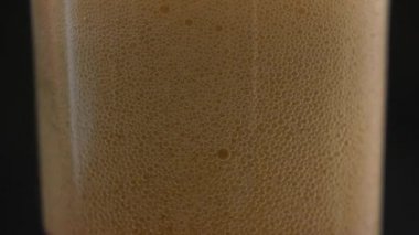 Bir bardağa köpüklü bir kola dökün yavaşça kabarcıklar yükselen