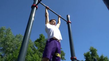 Adam güneşli bir günde barın yanına yanaşıyor ve daha düşük bir açıdan ateş ediyor.