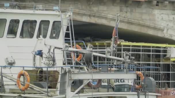 Промышленное судно дрейфует в реке на мосту — стоковое видео