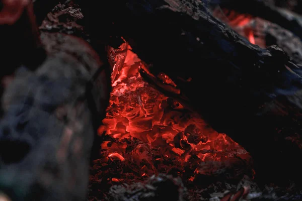 Gece ateşinin kızgın kömürlerinin bolluğu.