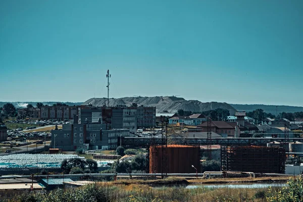 Tuz madenciliğinin geliştirildiği bir sanayi şehri. Arka planda, büyük tuz yığınları, potasyum tuz üretiminden kaynaklanan atık yığınları..