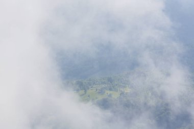 Yaz sahne dramatik sis bulutları ile Avrupa Alpleri'nde