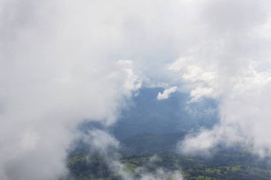 Yaz sahne dramatik sis bulutları ile Avrupa Alpleri'nde