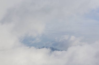 Yaz sahne dramatik sis bulutları ile Avrupa Alpleri'nde