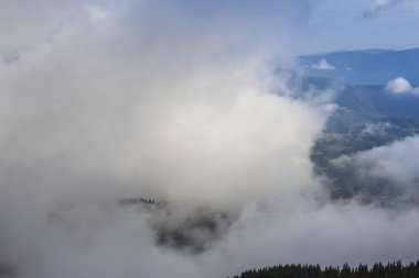 Yaz sahne dramatik sis bulutları ile Avrupa Alpleri'nde
