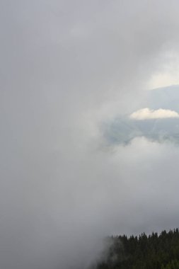 Yaz sahne dramatik sis bulutları ile Avrupa Alpleri'nde