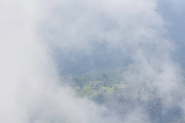 Paisaje Verano Los Alpes Europeos Con Dramáticas Nubes Niebla Imagen De Stock
