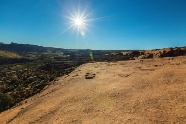 Arches Ulusal Parkı, Utah, parlak güneşli bir günde, kırmızı kumtaşı kaya ve mavi gökyüzü ile sonbahar sahne