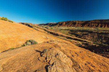 Arches Ulusal Parkı, Utah, parlak güneşli bir günde, kırmızı kumtaşı kaya ve mavi gökyüzü ile sonbahar sahne