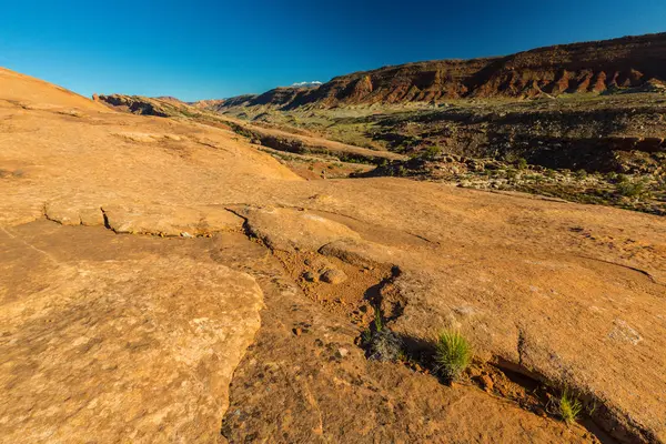 Arches Ulusal Parkı, Utah, parlak güneşli bir günde, kırmızı kumtaşı kaya ve mavi gökyüzü ile sonbahar sahne