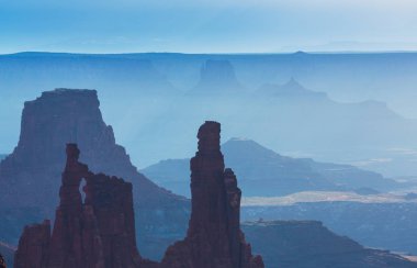 Arches Ulusal Parkı, Utah, yaz aylarında parlak sahne