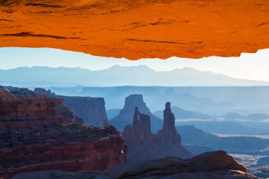 Arches Ulusal Parkı, Utah, yaz aylarında parlak sahne