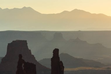 Arches Ulusal Parkı, Utah, yaz aylarında parlak sahne