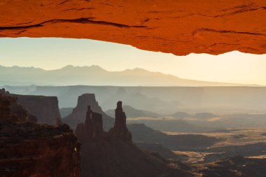 Arches Ulusal Parkı, Utah, yaz aylarında parlak sahne