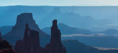 Arches Ulusal Parkı, Utah, yaz aylarında parlak sahne
