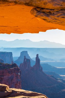 Arches Ulusal Parkı, Utah, yaz aylarında parlak sahne