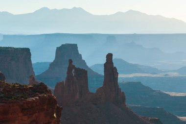 Arches Ulusal Parkı, Utah, yaz aylarında parlak sahne