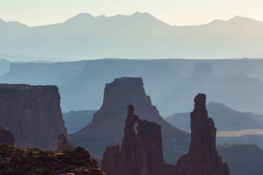 Arches Ulusal Parkı, Utah, yaz aylarında parlak sahne
