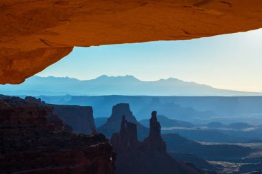 Arches Ulusal Parkı, Utah, yaz aylarında parlak sahne
