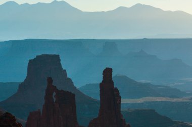 Arches Ulusal Parkı, Utah, yaz aylarında parlak sahne