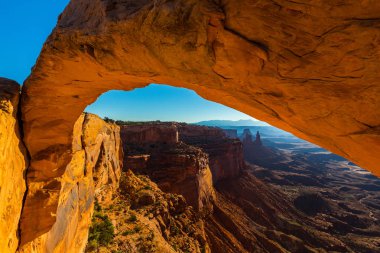 Arches Ulusal Parkı, Utah, yaz aylarında parlak sahne