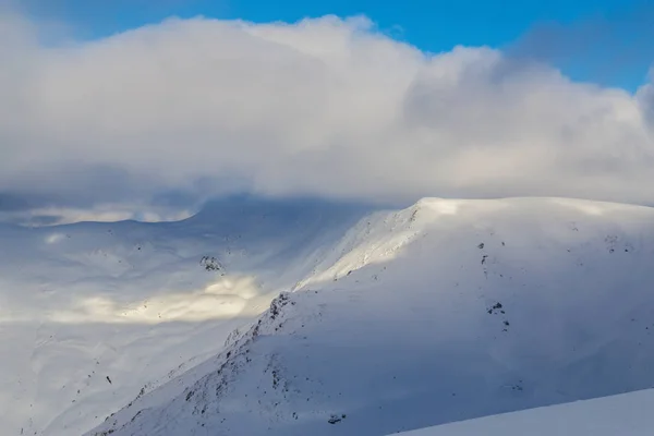 Mooie Winter Berglandschap Met Verse Sneeuw Mist Wolken — Stockfoto