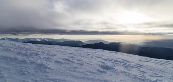 Taze Kar Sis Güzel Işık Ile Dağlarda Dramatik Kış Manzarası — Stok fotoğraf