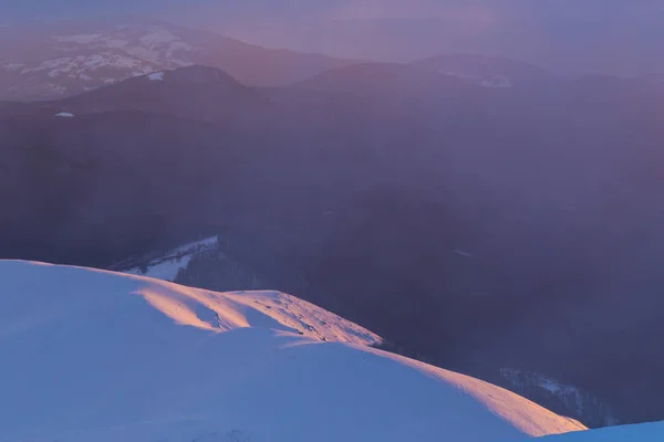 Paisajes Invierno Dramáticos Las Montañas Con Nieve Fresca Niebla Hermosa —  Fotos de Stock