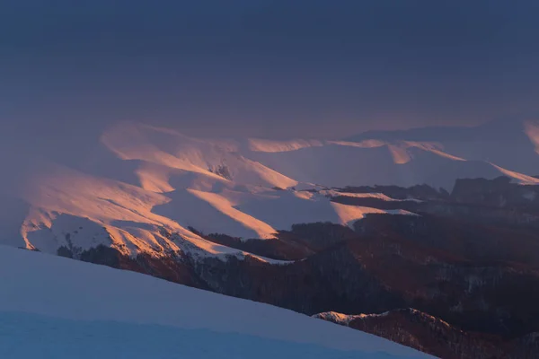 Paisajes Invierno Dramáticos Las Montañas Con Nieve Fresca Niebla Hermosa —  Fotos de Stock