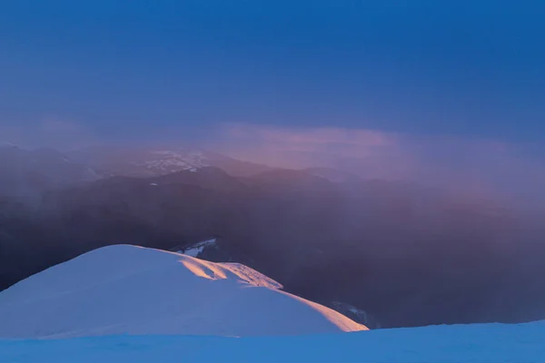 Cenário Dramático Inverno Nas Montanhas Com Neve Fresca Névoa Luz — Fotografia de Stock