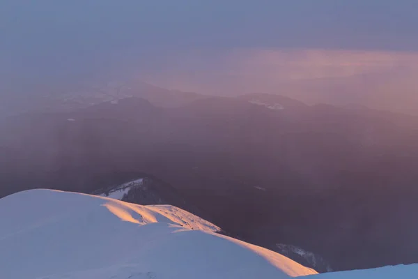 Dramatische Winter Landschap Bergen Met Verse Sneeuw Mist Mooi Licht — Stockfoto