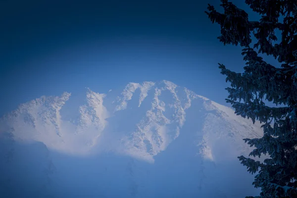 Dramatic Winter Scenery Mountains Fresh Snow Mist Beautiful Light — Stock Photo, Image