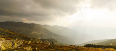 Sis bulutlu sonbahar dağ manzarası