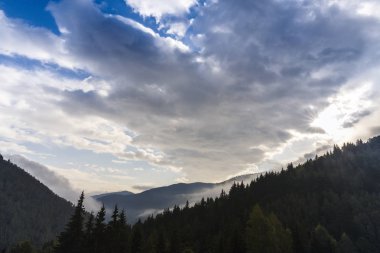 Sis bulutlu sonbahar dağ manzarası