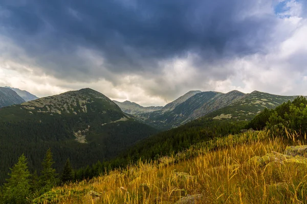 Осенние Горные Пейзажи Туманными Облаками — стоковое фото