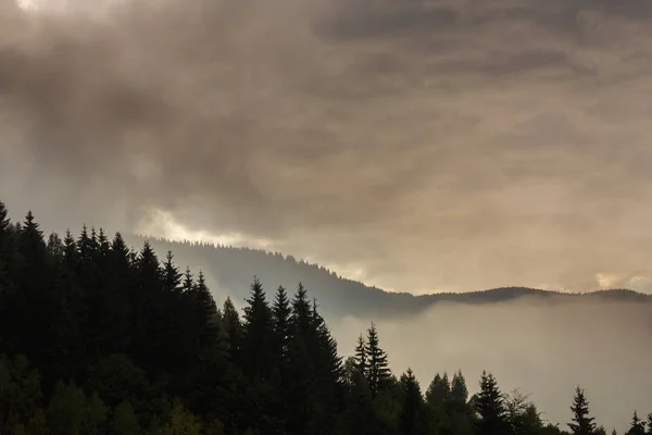 Paisaje Montaña Otoñal Con Nubes Niebla — Foto de Stock