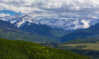 Güzel sonbahar dağ manzarası ile sis bulutları, sis ve vahşi orman