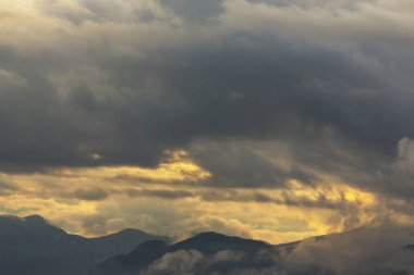 Güzel sonbahar dağ manzarası ile sis bulutları, sis ve vahşi orman