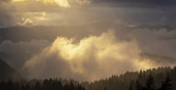 Beau Paysage Montagne Automne Avec Nuages Brumeux Brouillard Forêts Sauvages — Photo