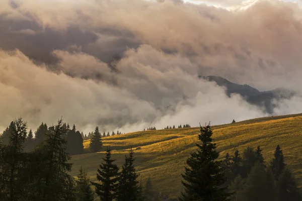 Beau Paysage Montagne Automne Avec Nuages Brumeux Brouillard Forêts Sauvages — Photo