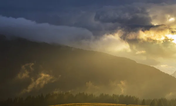 Beau Paysage Montagne Automne Avec Nuages Brumeux Brouillard Forêts Sauvages — Photo