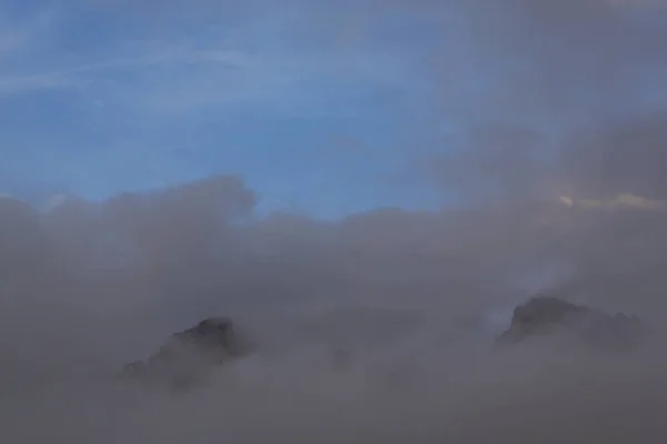 Bellissimo Paesaggio Montano Autunnale Con Nuvole Nebbiose Nebbia Foreste Selvagge — Foto Stock